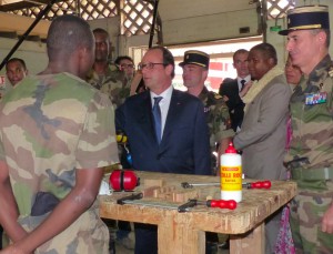 François Hollande avec les stagiaires en menuiserie