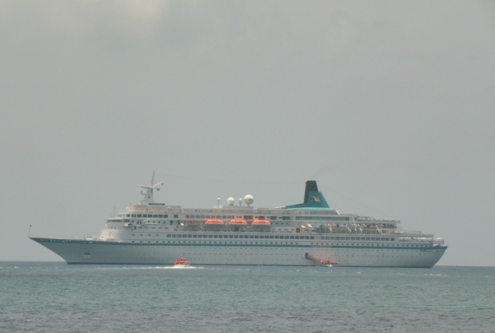 Débarquement des croisiéristes de l'Europa à Mayotte en février 2013