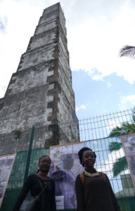 Les deux anciennes élèves sous la protection de la cheminée de l'ancienne usine sucrière