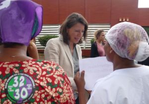 Agnès Buzyn échange avec les manifestants