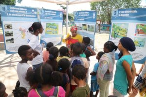 Fundi Maji reçoit les enfants du centre aéré.