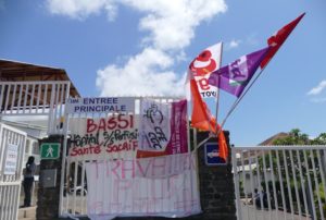 Une banderole devant l'hôpital en grève ce lundi