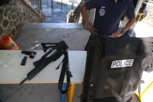 Le matériel d'intervention : un bouclier de 18kg, un fusil d'assaut et le pistolet 9mm standard de la police