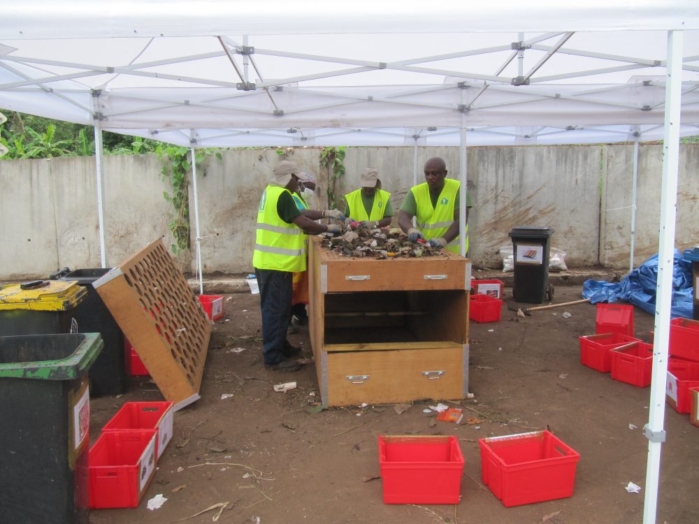 L'opération de tri des déchets prélevés ( ©N. KLETHI)