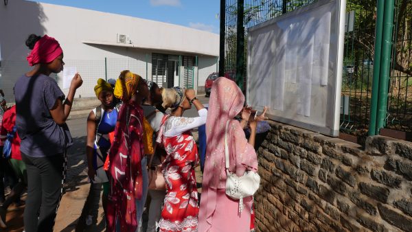 Les lycéens de Mamoudzou se sont pressés mardi 3 juillet devant les résultats du bac