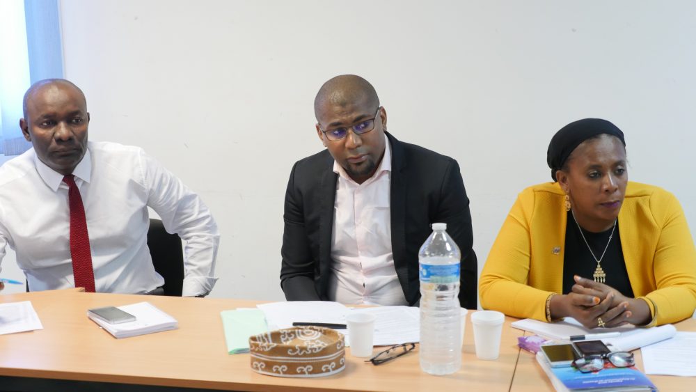 De gauche à droite : Issa Abdou (1er vice-président du conseil départemental), Foumo Silahi et Dhoimrati Mtrengoueni